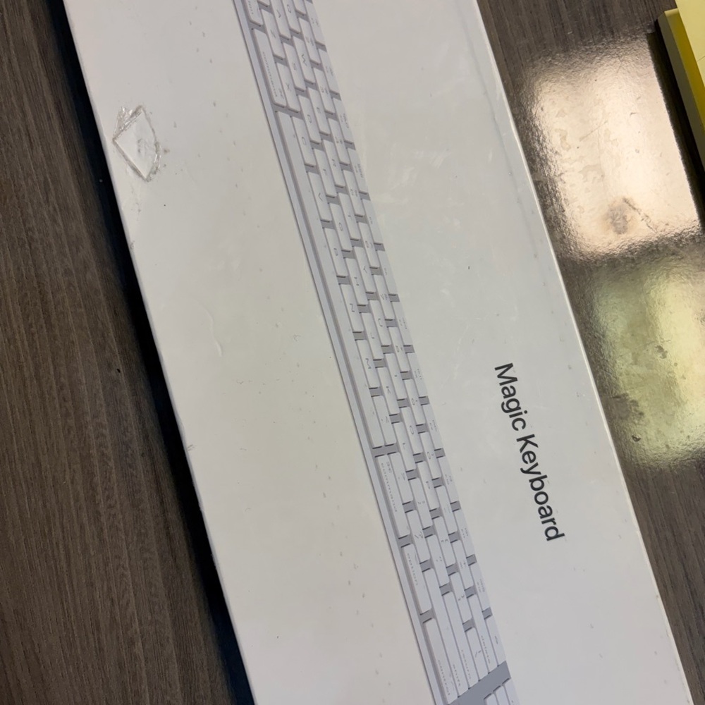 Apple Magic Keyboard with Numeric Keypad — White - Picture 4 of 4
